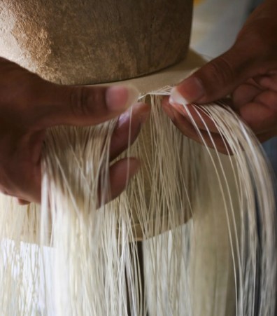 hands-weaving-panama-hat 2